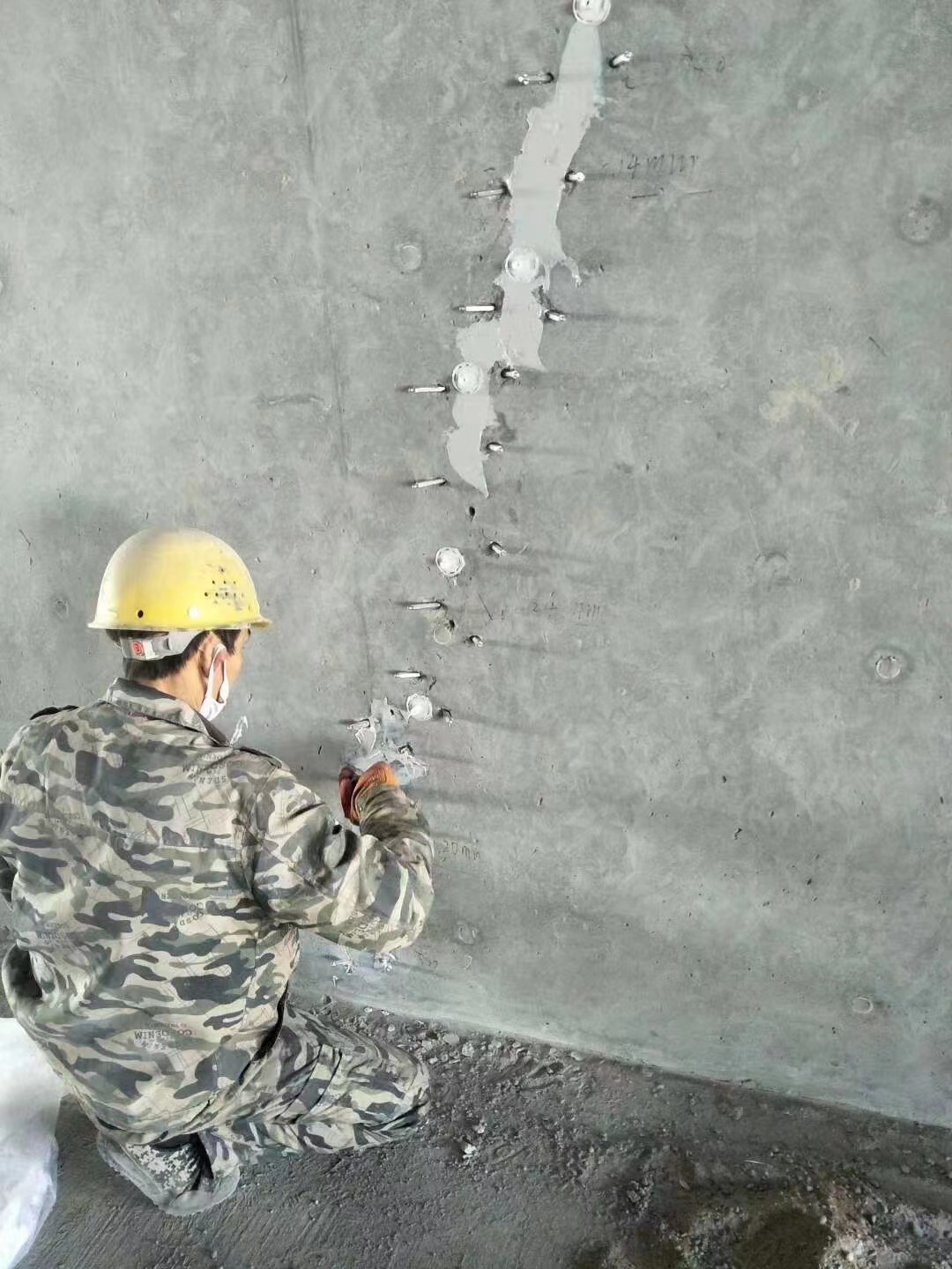 潍坊混凝土楼板裂缝加固施工的方案